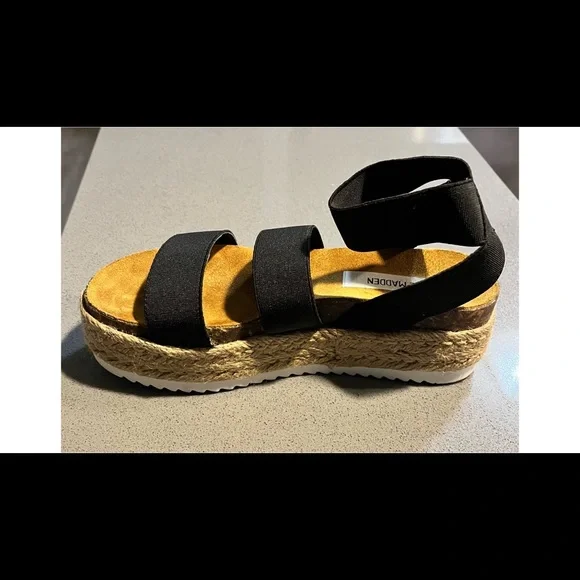 Steve Madden Kimmie Black Sandals.  Size 6 - Picture 7 of 11